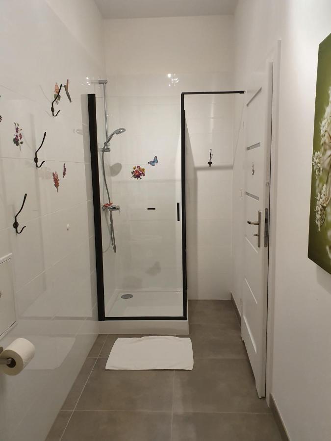 Central Lichtenberger Apartment For 6 People Берлин Екстериор снимка